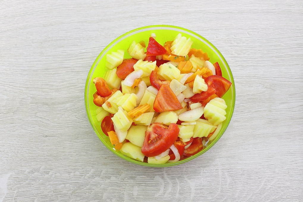 Картошка без мяса в горшочках в духовке