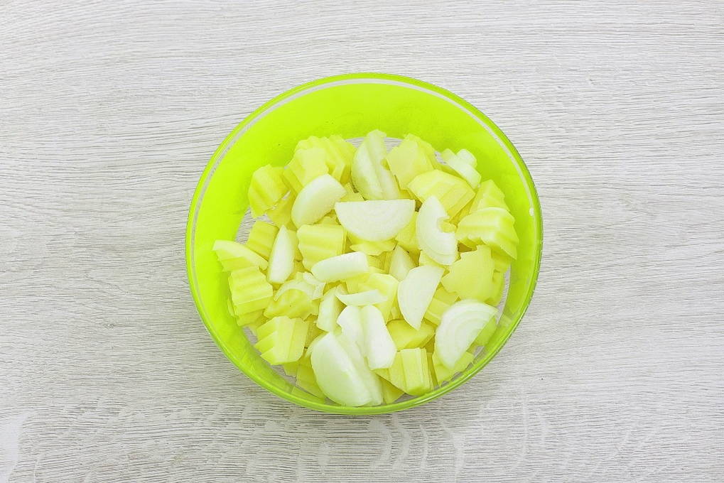 Картошка без мяса в горшочках в духовке
