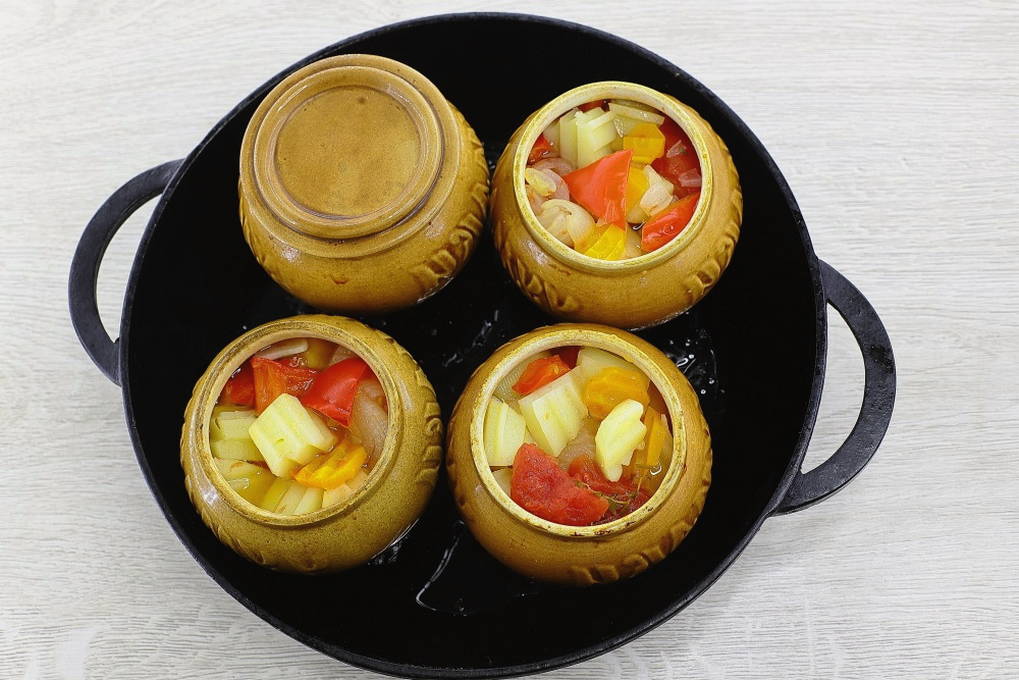 Картошка без мяса в горшочках в духовке