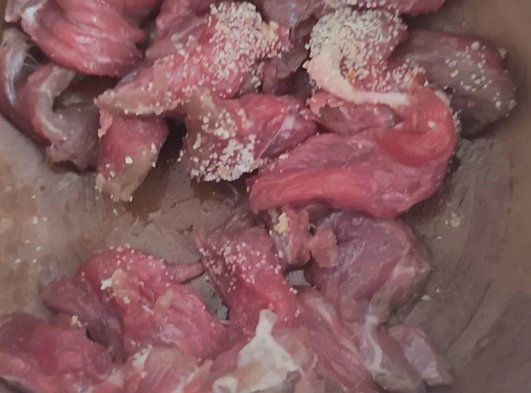 Жаркое с говядиной и картошкой в горшочках в духовке
