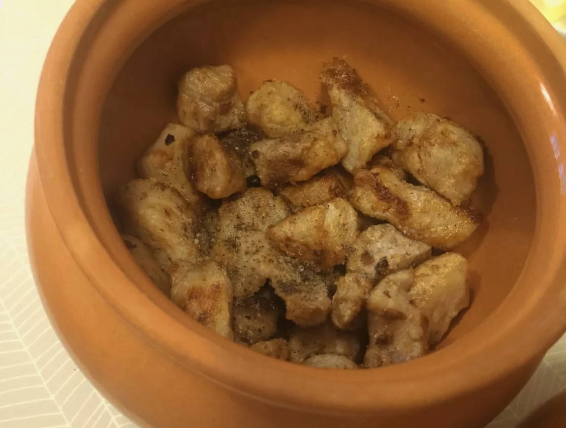 Свинина с картошкой и сыром в горшочках в духовке