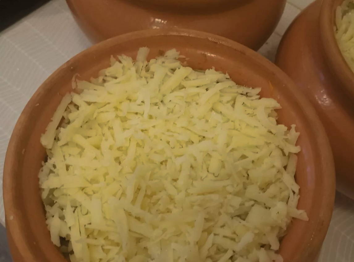 Свинина с картошкой и сыром в горшочках в духовке