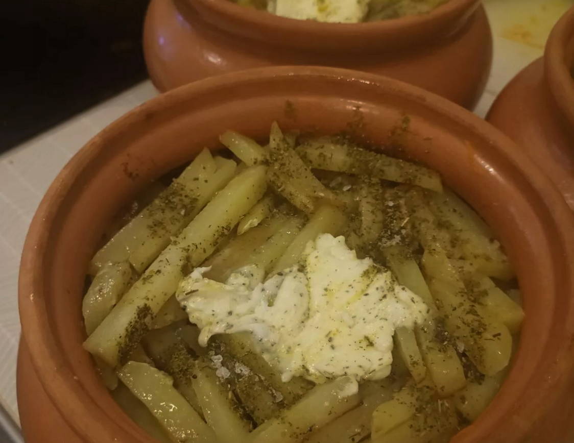 Свинина с картошкой и сыром в горшочках в духовке