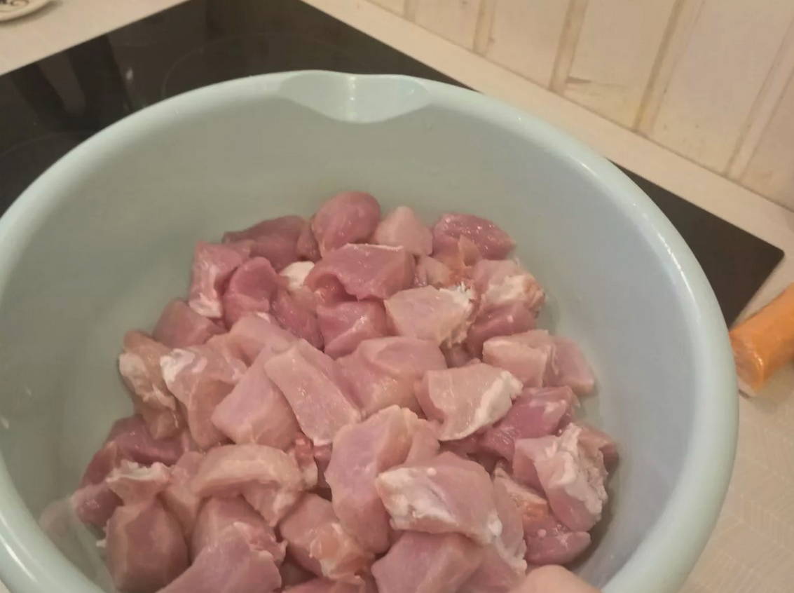 Свинина с картошкой и сыром в горшочках в духовке