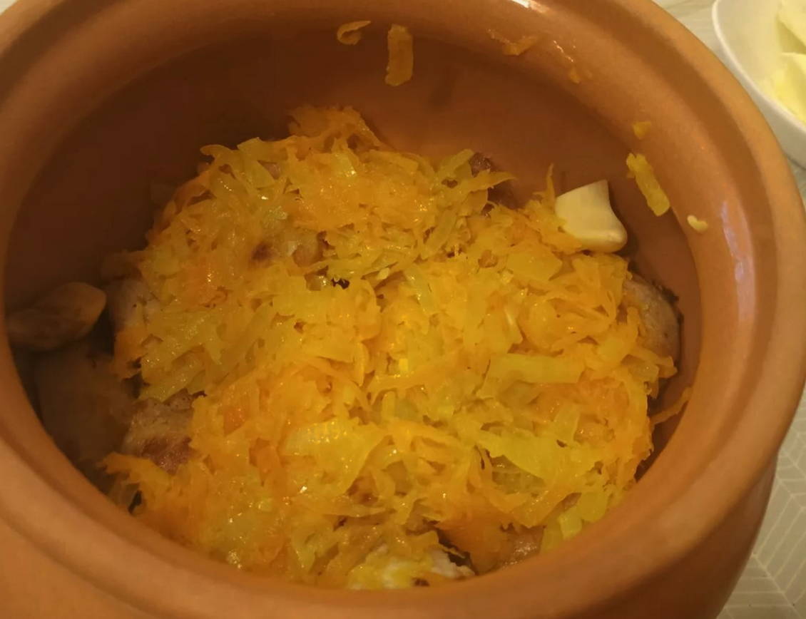 Свинина с картошкой и сыром в горшочках в духовке