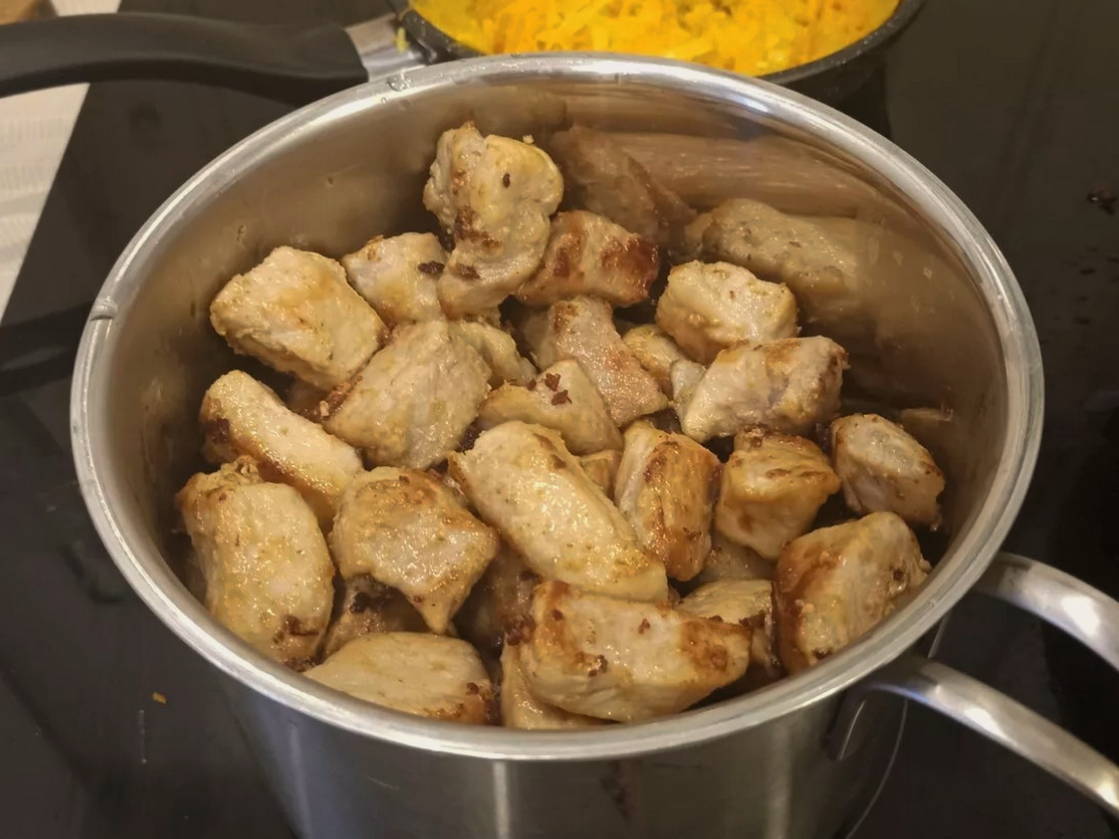 Свинина с картошкой и сыром в горшочках в духовке