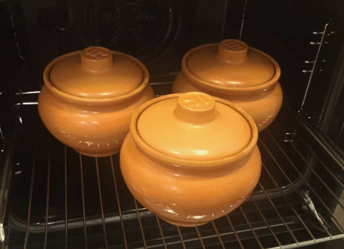 Свинина с картошкой и сыром в горшочках в духовке