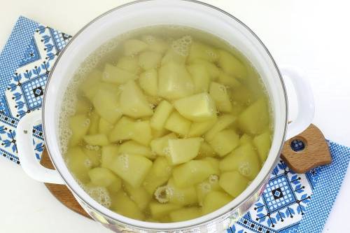 Тушеные куриные желудки с картошкой