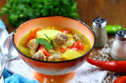 Тушеные куриные желудки с картошкой