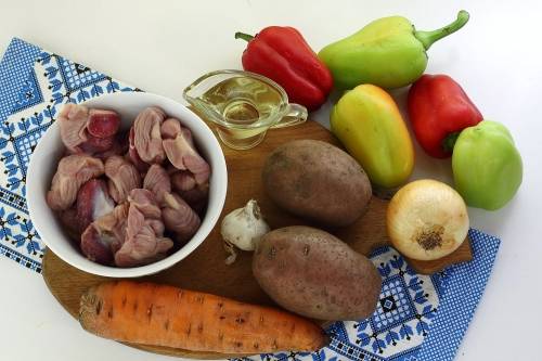 Тушеные куриные желудки с картошкой