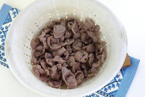 Тушеные куриные желудки с картошкой