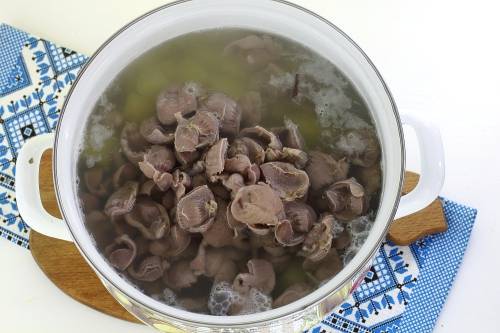 Тушеные куриные желудки с картошкой