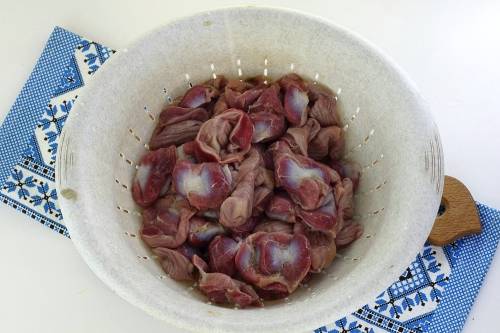 Тушеные куриные желудки с картошкой