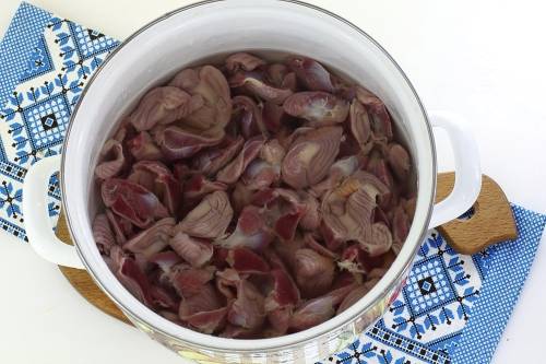Тушеные куриные желудки с картошкой