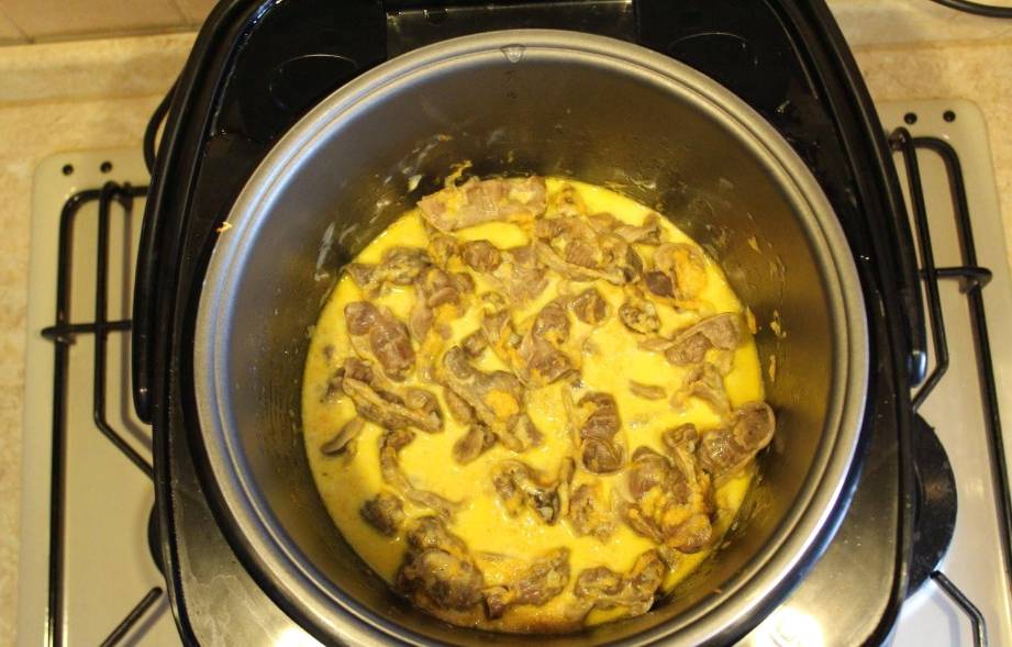 Куриные желудки в сметане в мультиварке