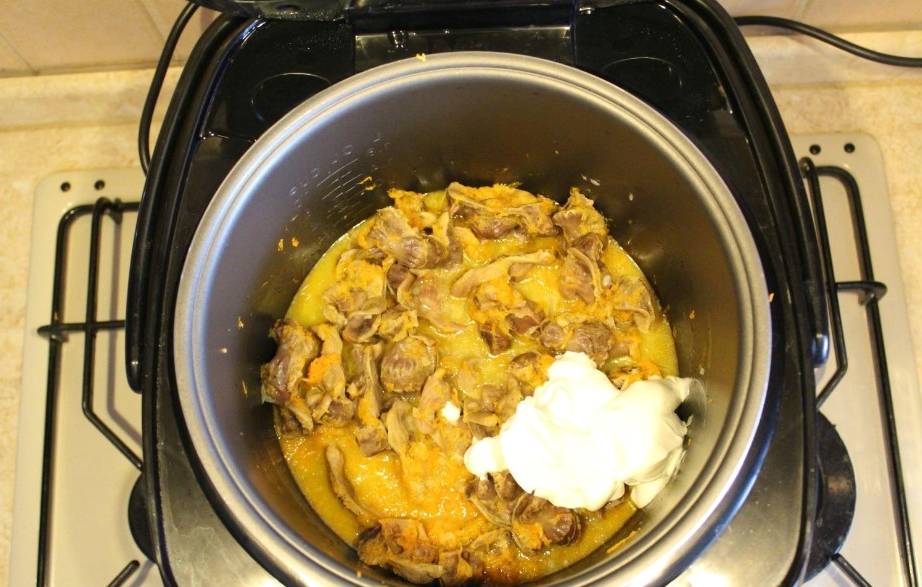Куриные желудки в сметане в мультиварке