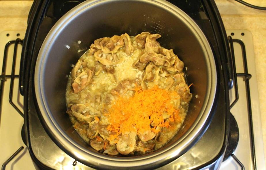 Куриные желудки в сметане в мультиварке