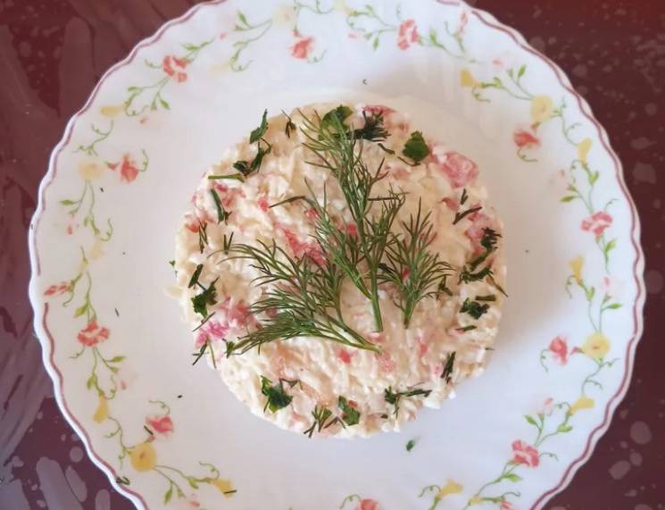 Салат «Красное море» с крабовыми палочками, помидорами и сыром