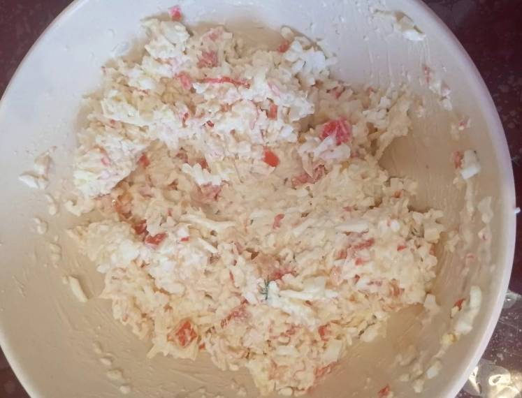 Салат «Красное море» с крабовыми палочками, помидорами и сыром