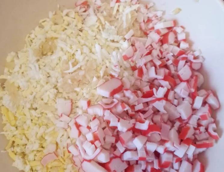 Салат «Красное море» с крабовыми палочками, помидорами и сыром