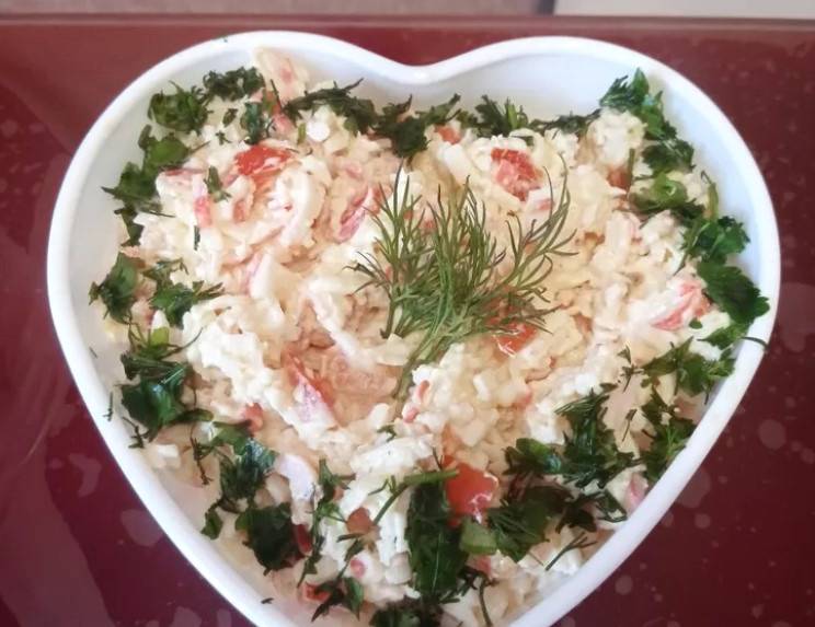 Салат «Красное море» с крабовыми палочками, помидорами и сыром