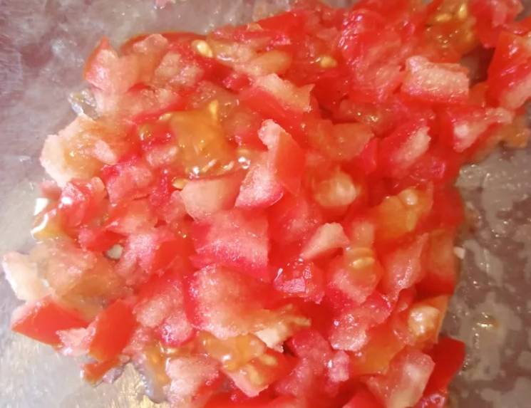 Салат «Красное море» с крабовыми палочками, помидорами и сыром