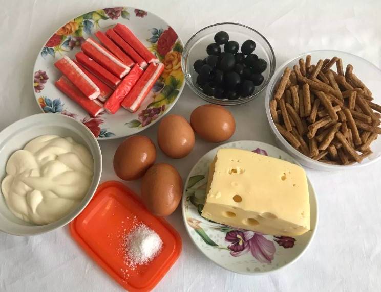 Крабовый салат с сухариками