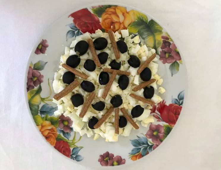 Крабовый салат с сухариками