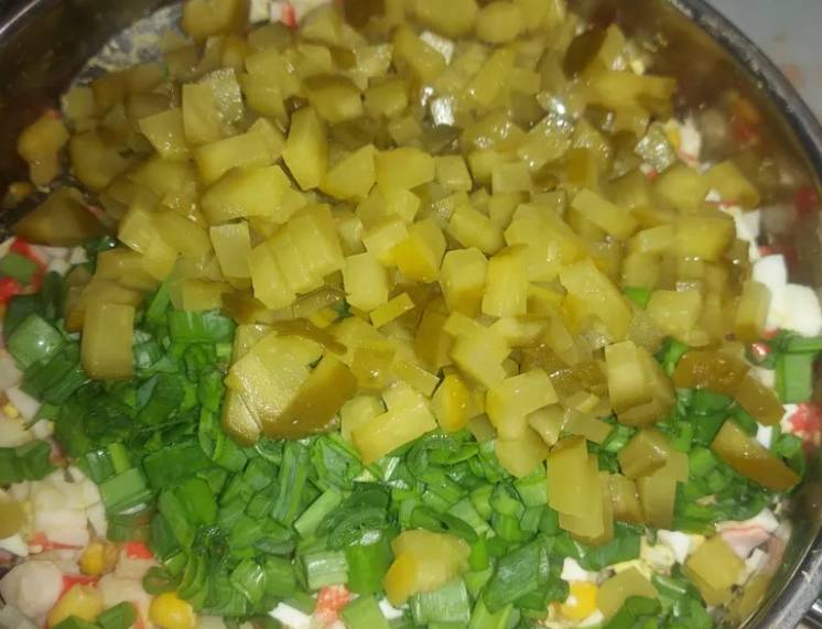 Крабовый салат с соленым огурцом
