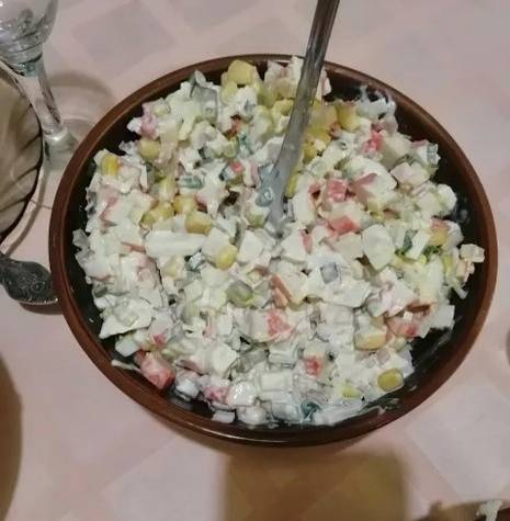 Крабовый салат с соленым огурцом