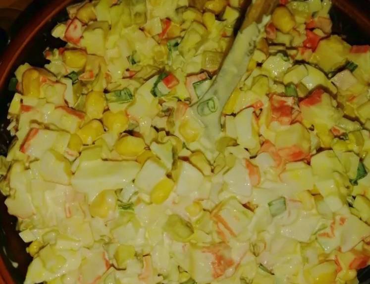 Крабовый салат с соленым огурцом