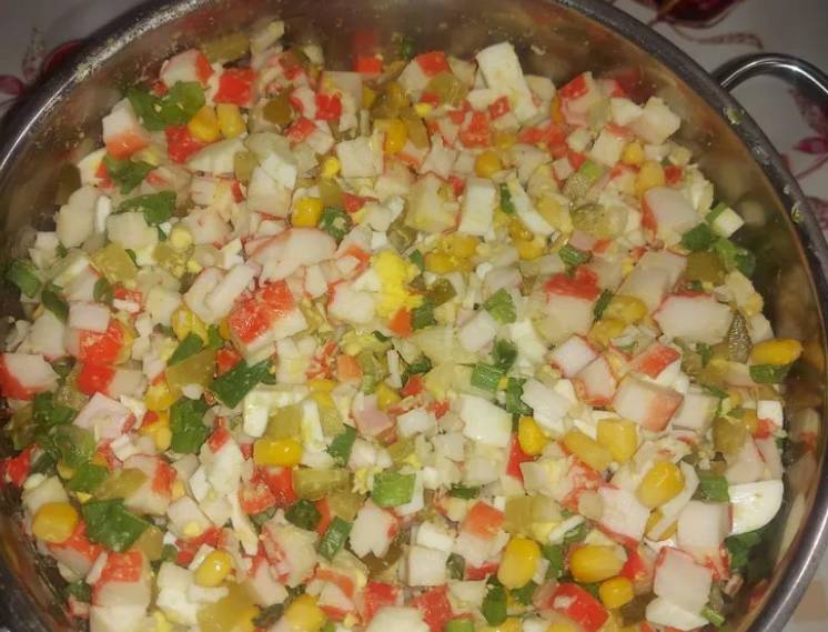 Крабовый салат с соленым огурцом