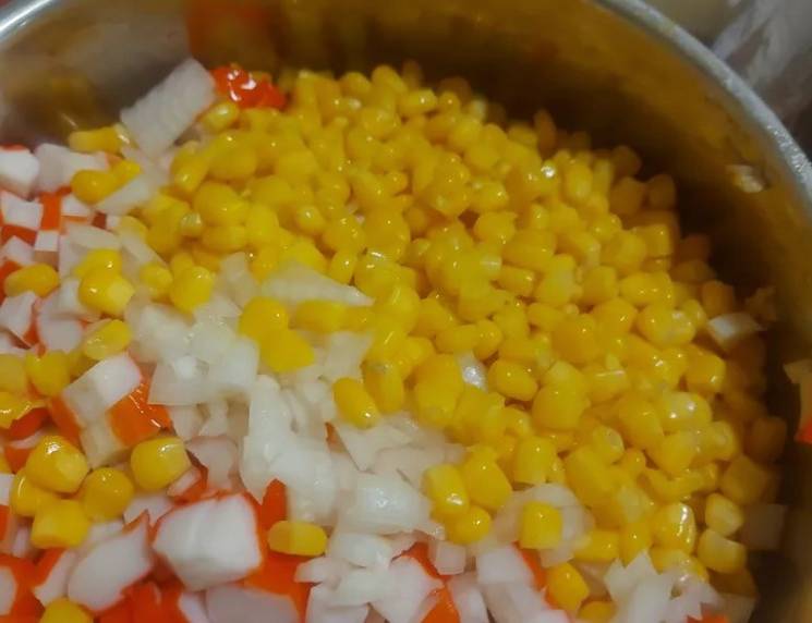 Крабовый салат с соленым огурцом