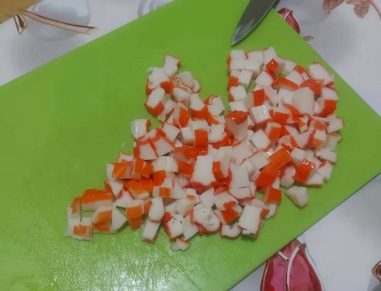 Крабовый салат с соленым огурцом