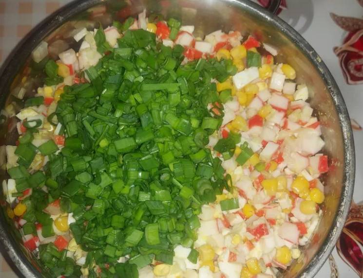 Крабовый салат с соленым огурцом