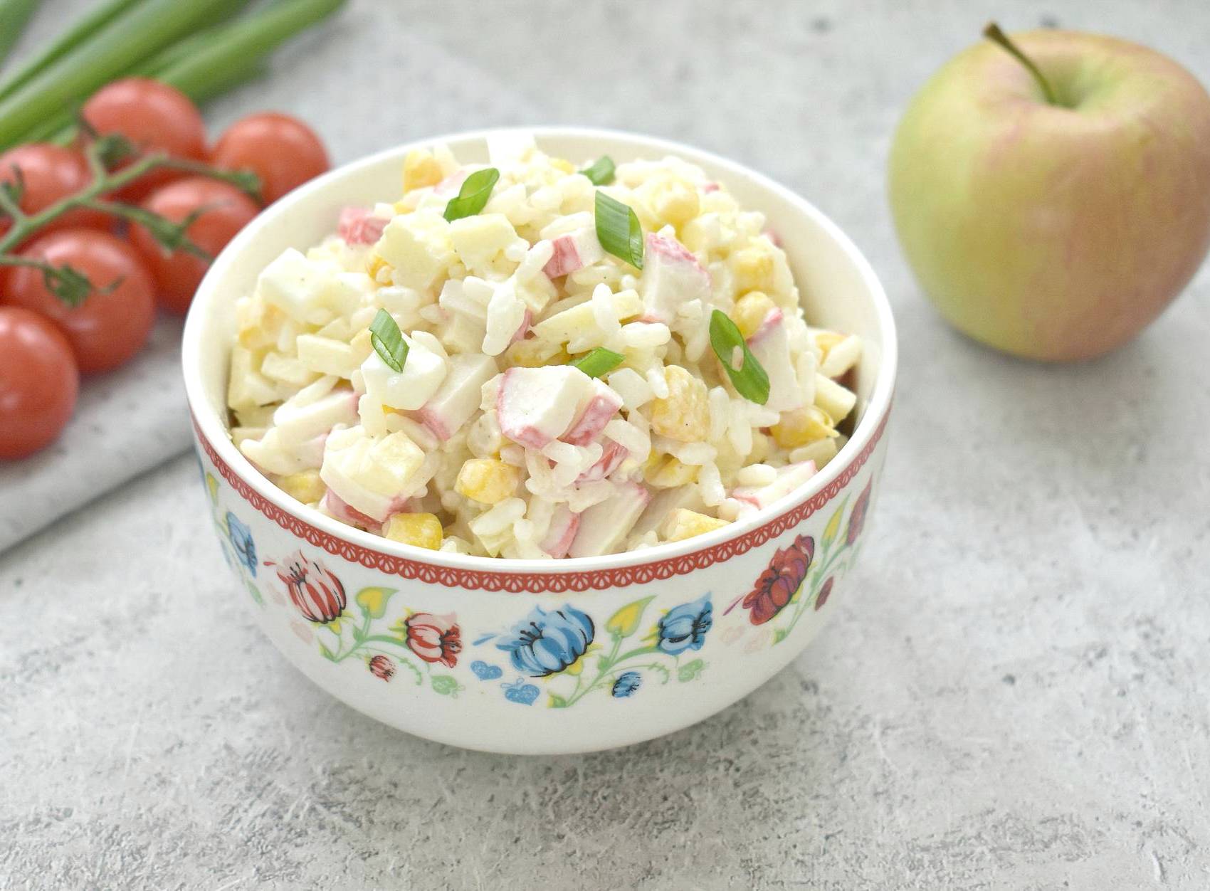 Крабовый салат с рисом и яблоком