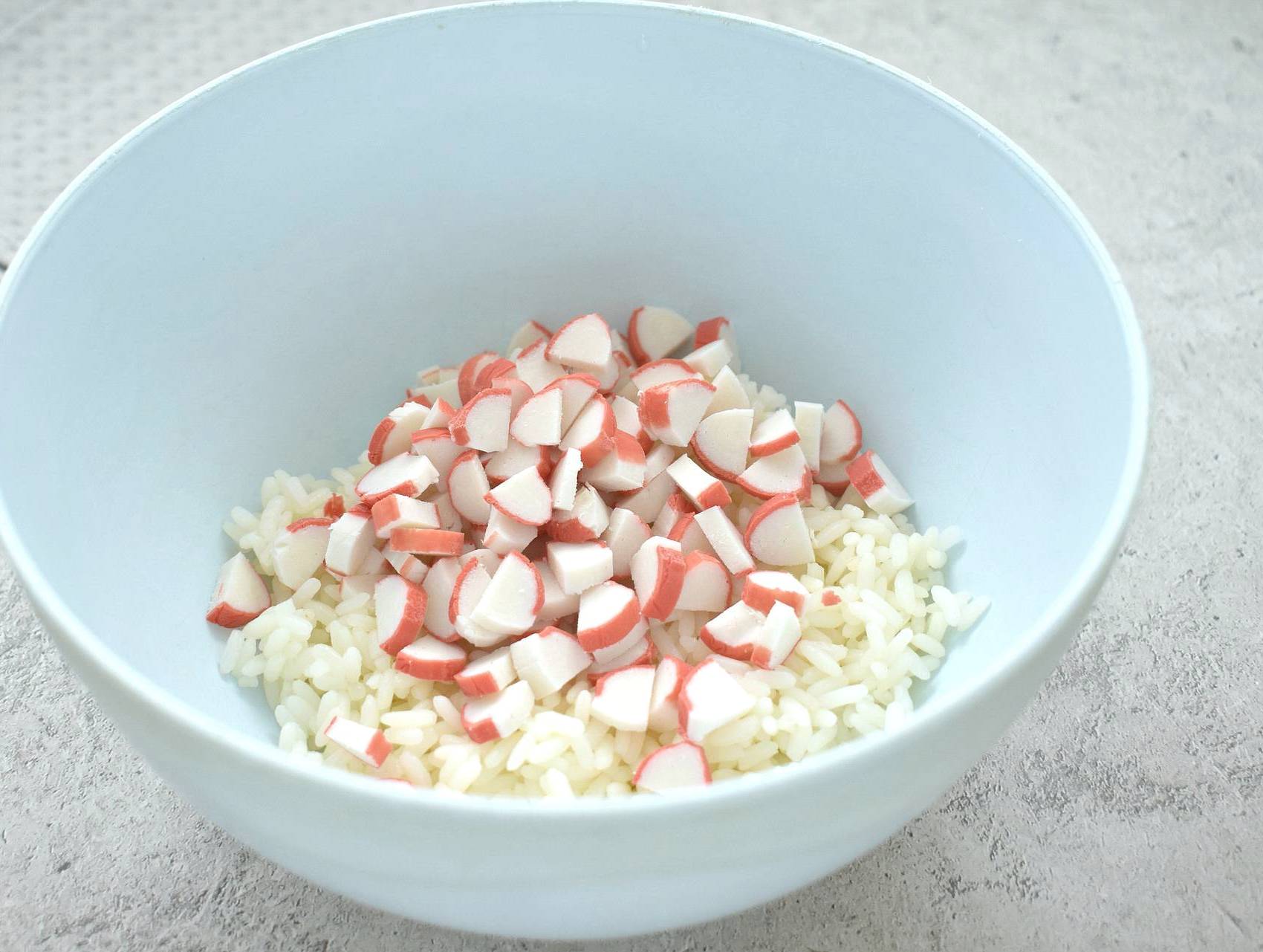 Крабовый салат с рисом и яблоком