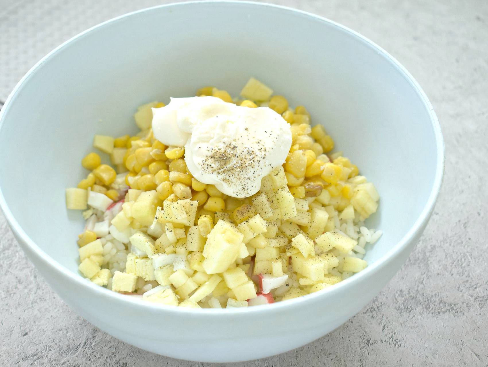 Крабовый салат с рисом и яблоком