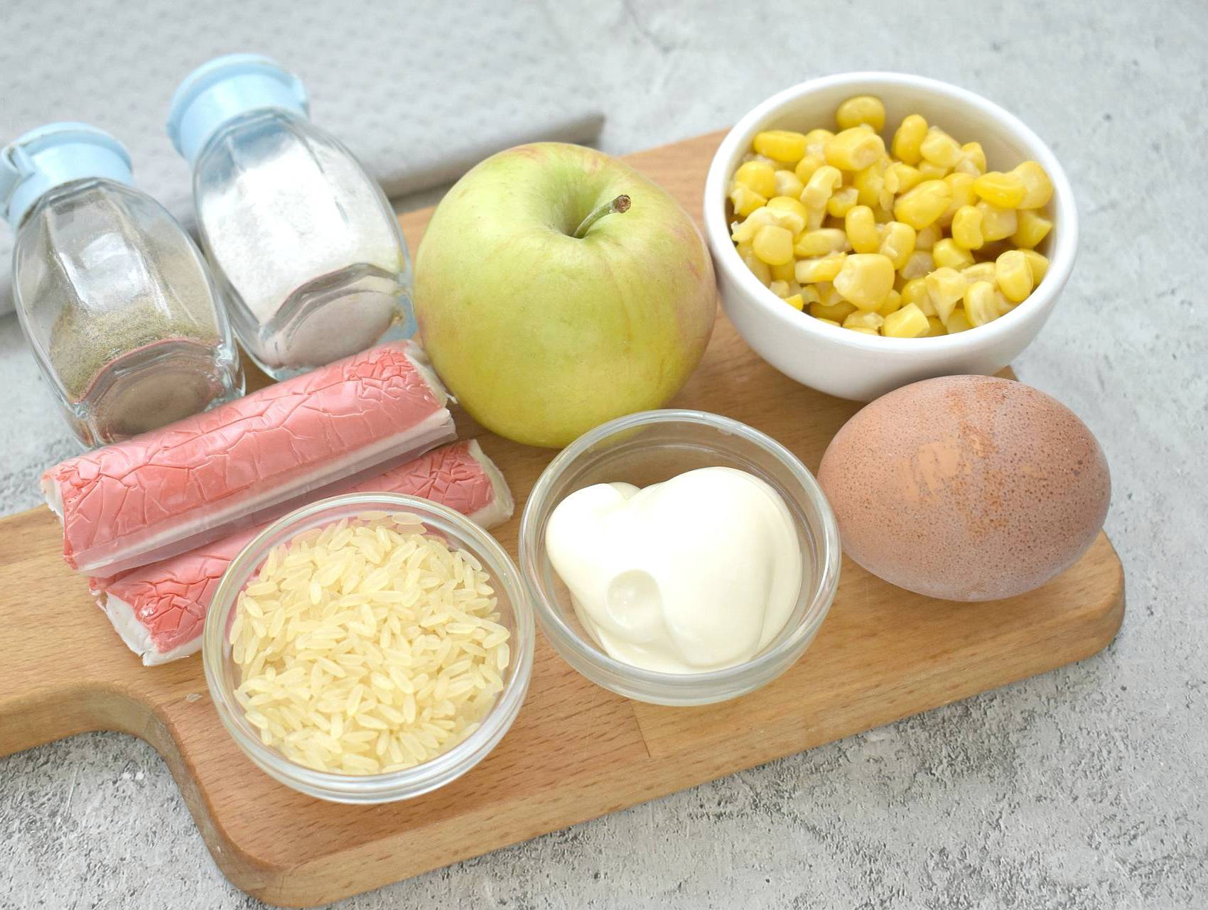 Крабовый салат с рисом и яблоком