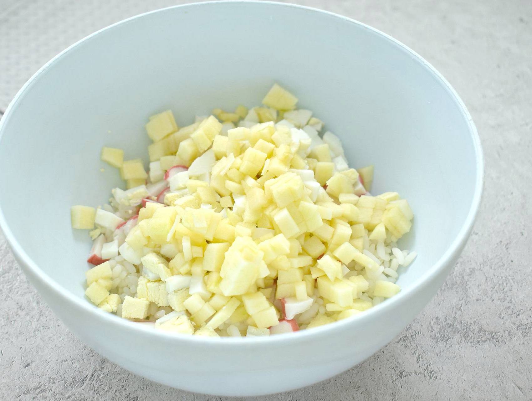 Крабовый салат с рисом и яблоком