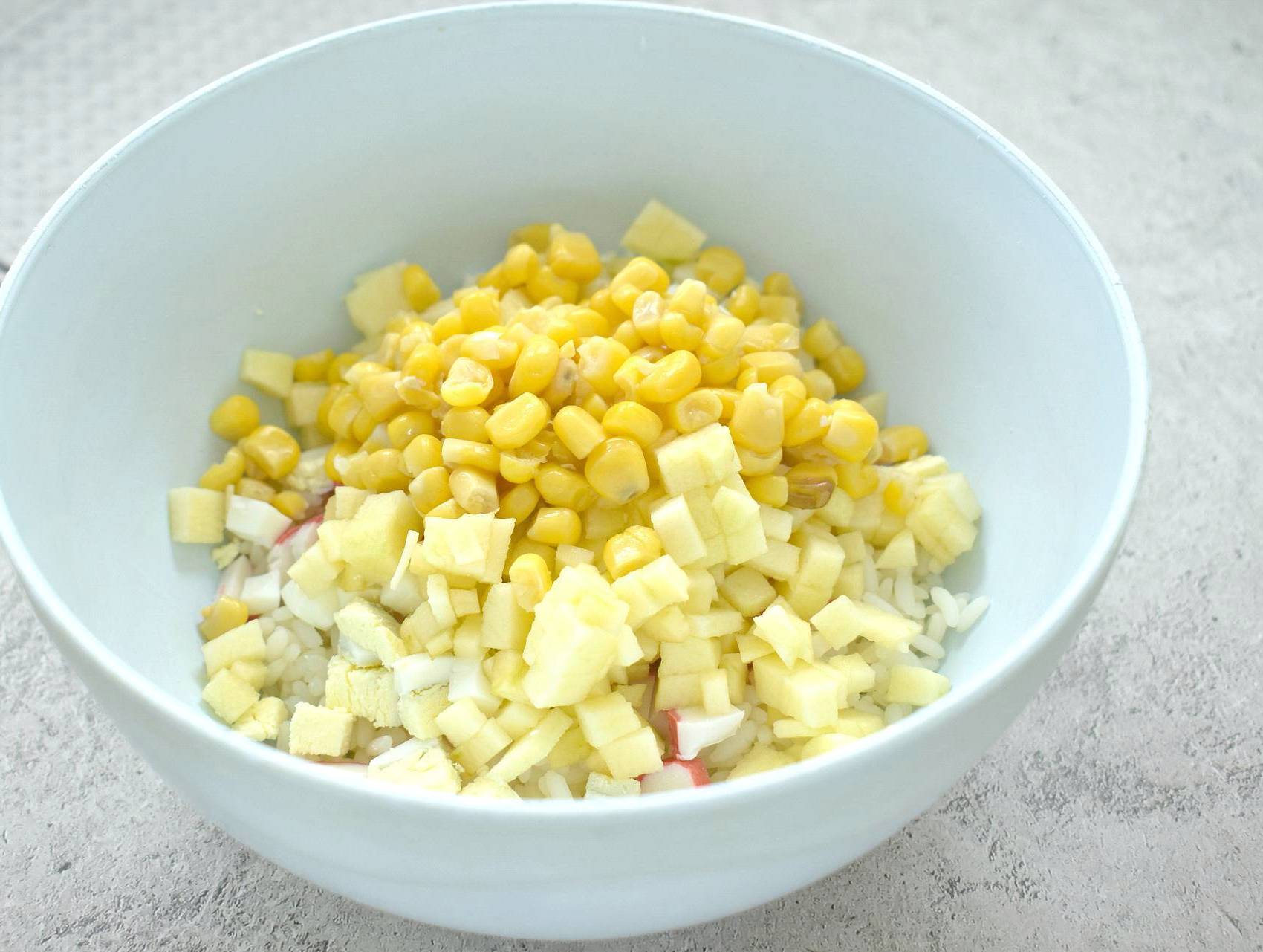 Крабовый салат с рисом и яблоком