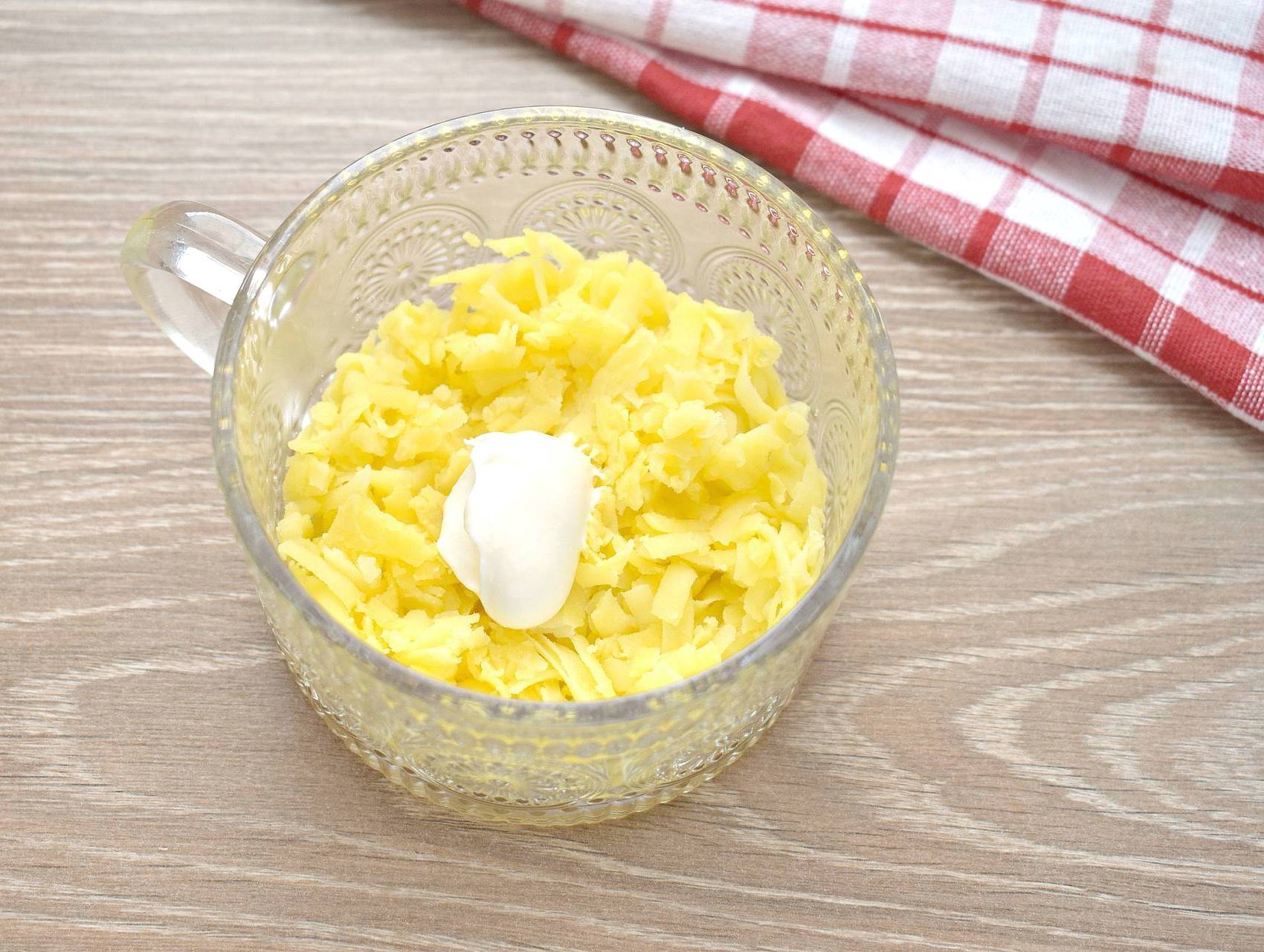 Салат «Королевская шуба» с красной рыбой и икрой