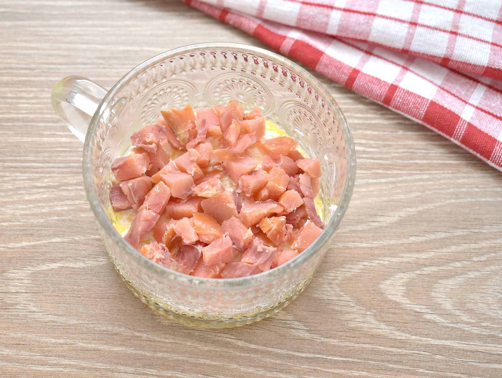 Салат «Королевская шуба» с красной рыбой и икрой