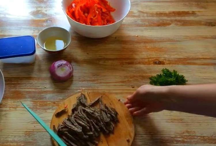Кавказский салат с говядиной и болгарским перцем