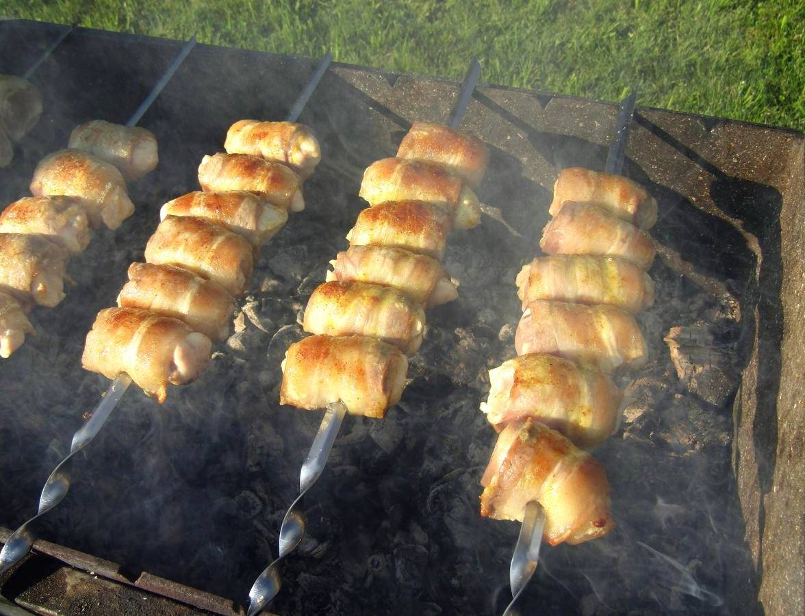 Куриные рулетики в беконе на мангале Куриные рулетики в беконе на мангале