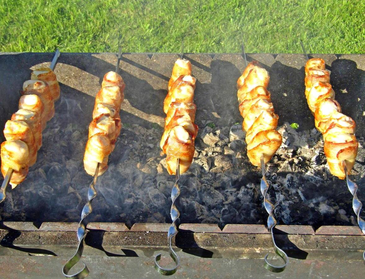 Куриные рулетики в беконе на мангале Куриные рулетики в беконе на мангале