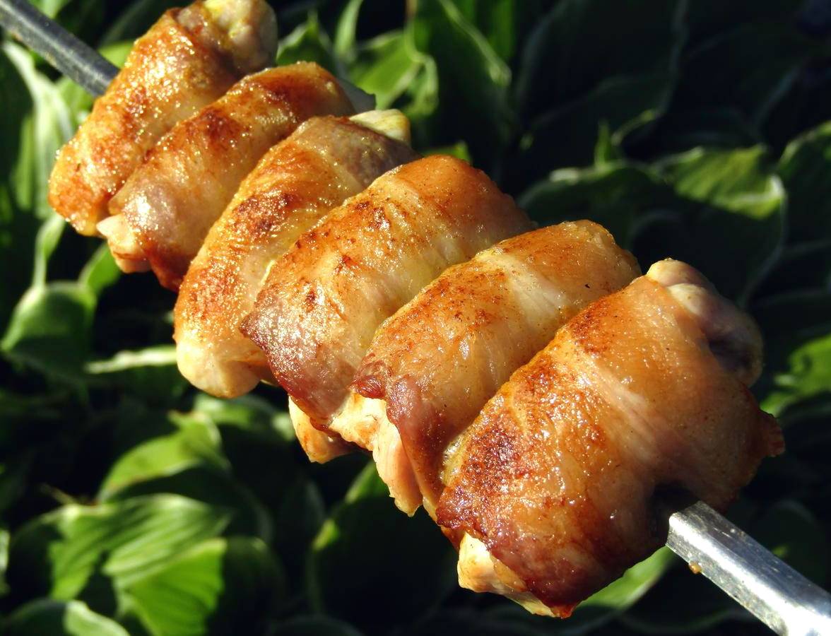 Куриные рулетики в беконе на мангале Куриные рулетики в беконе на мангале