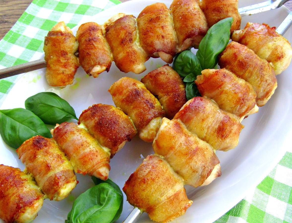 Куриные рулетики в беконе на мангале Куриные рулетики в беконе на мангале
