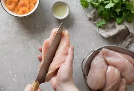 Куриные рулетики с курагой