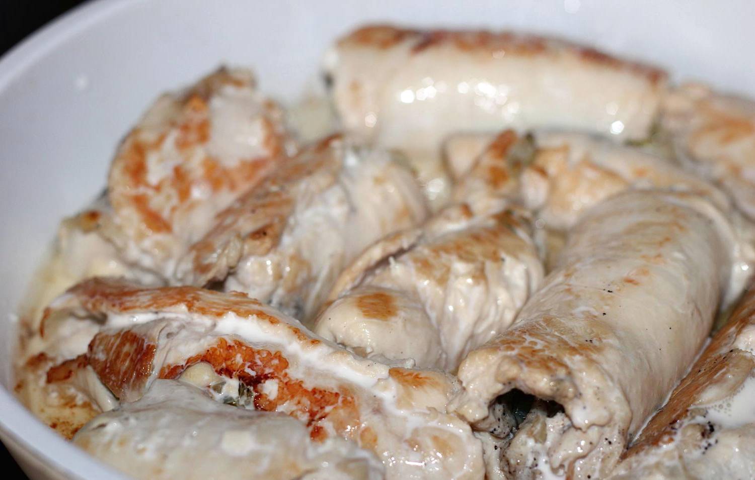 Куриные рулетики в сливочном соусе